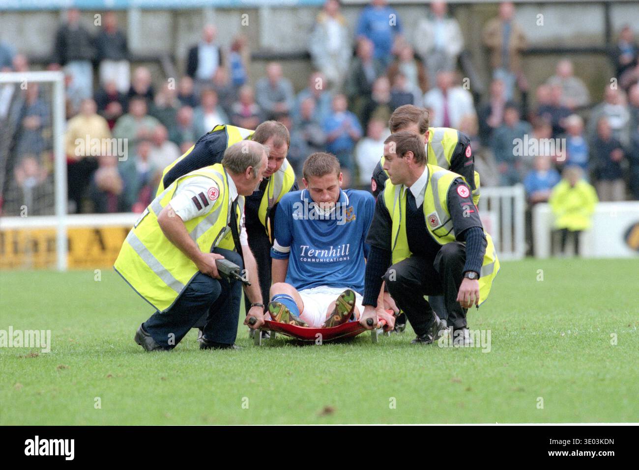 Le capitaine de Shrewsbury Town, Dave Walton, a emporté blessé. Shrewsbury Town v Notts County at the Gay Meadow le 20 septembre 1997. Photo de Sam Bagnall. Banque D'Images