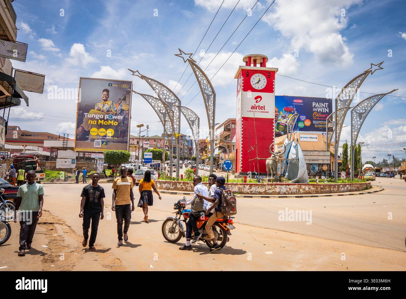 Statue de bétail Ankole et tour d'horloge à Mbarara, ouest de l'Ouganda Banque D'Images