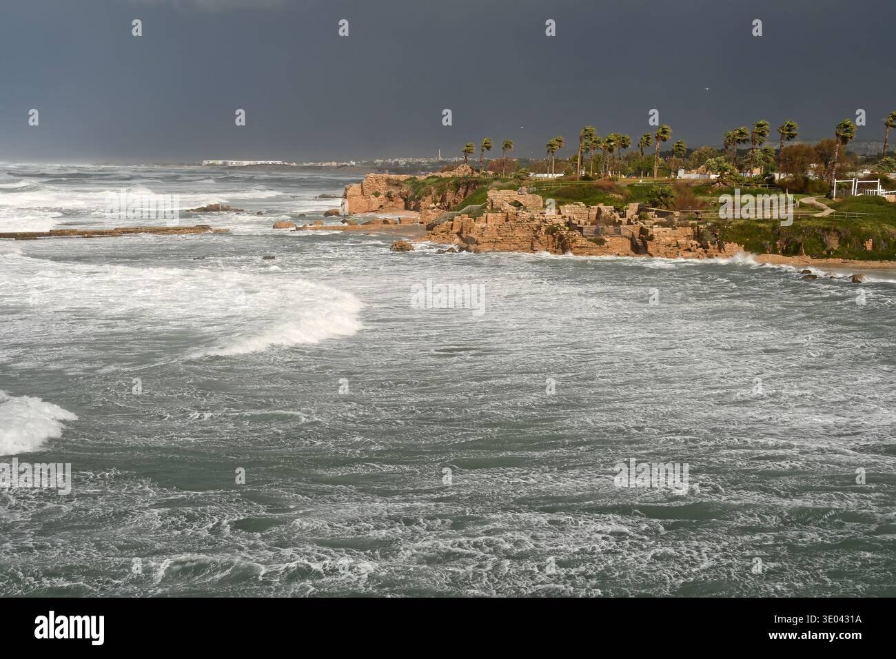 Ruines de Caesaria dans la tempête hivernale, Israël Banque D'Images