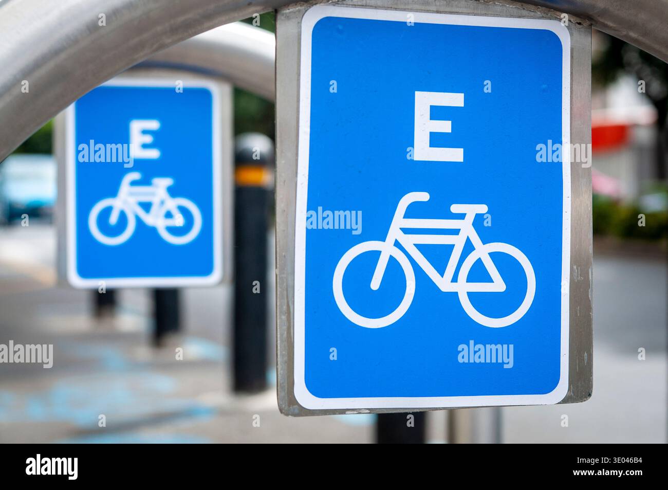 Panneau de stationnement à vélo dans la zone urbaine – concept de transport durable Banque D'Images