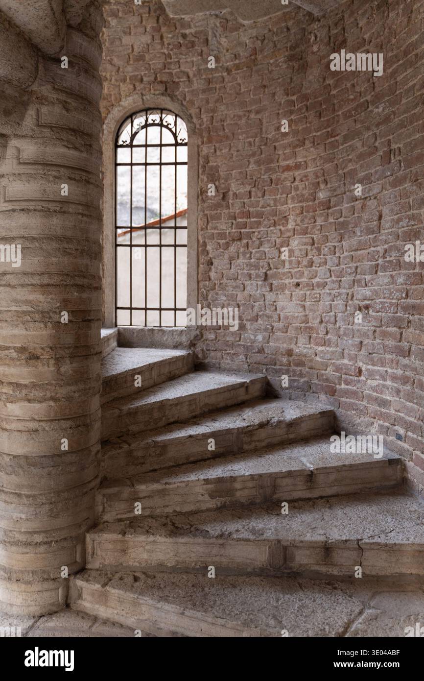 Une vue sur l'escalier en colimaçon historique Scala Bovolo à Venise, mettant en valeur l'artisanat complexe et l'élégance de l'architecture Renaissance, se marient Banque D'Images