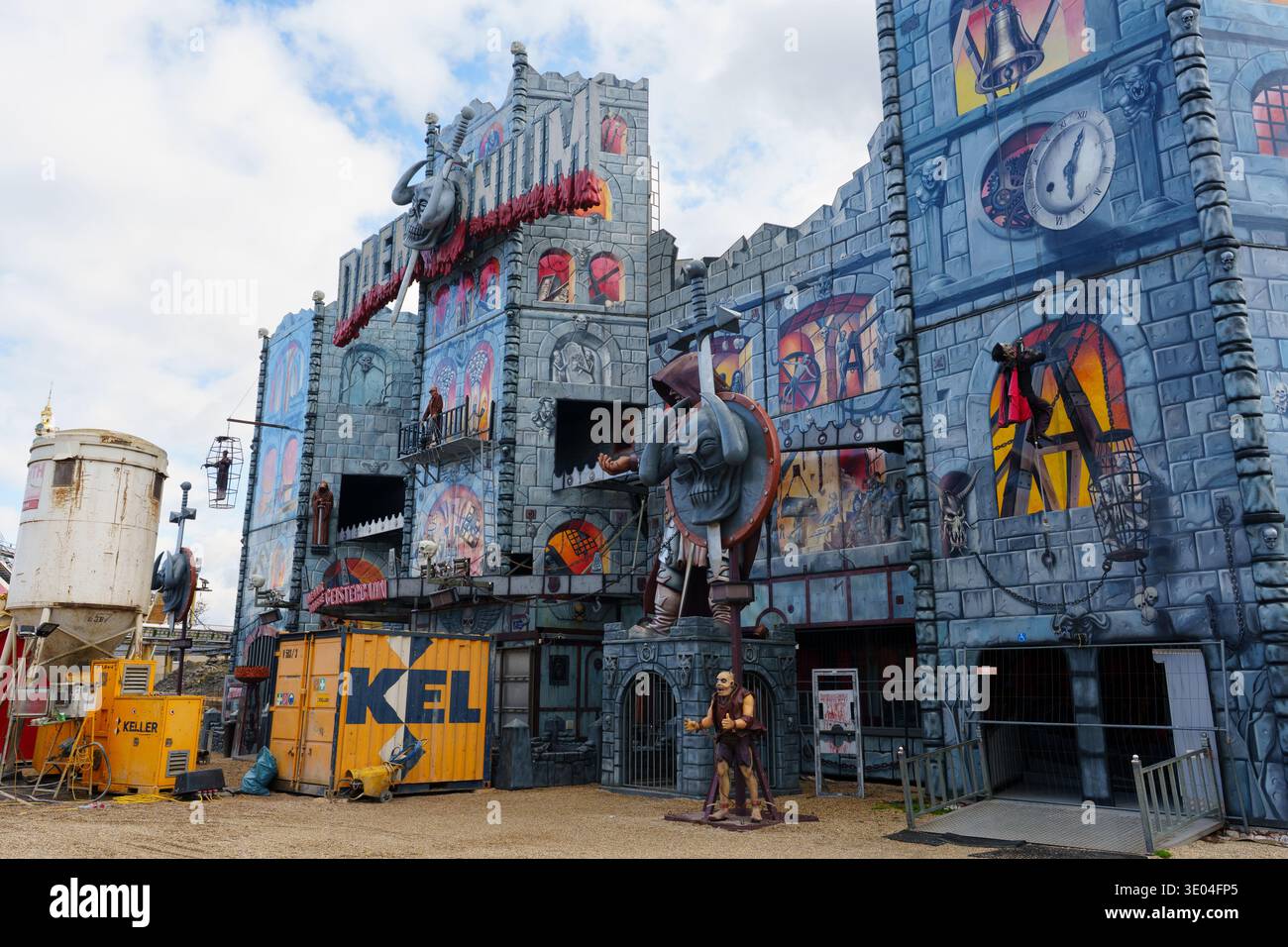 Vienne, Autriche - 24 février 2026 : attraction du train fantôme Daemonium avec façade de château gothique élaborée, crânes et figures de monstre au Pra Banque D'Images