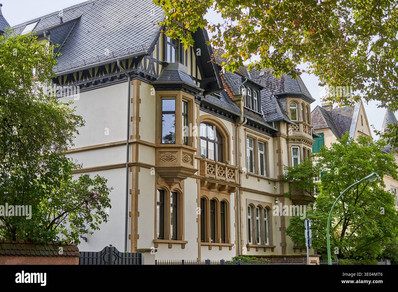 Villa résidentielle historique à Francfort, en Allemagne, présentant une architecture européenne ornée de la fin du XIXe ou du début du XXe siècle. Le bâtiment... Banque D'Images