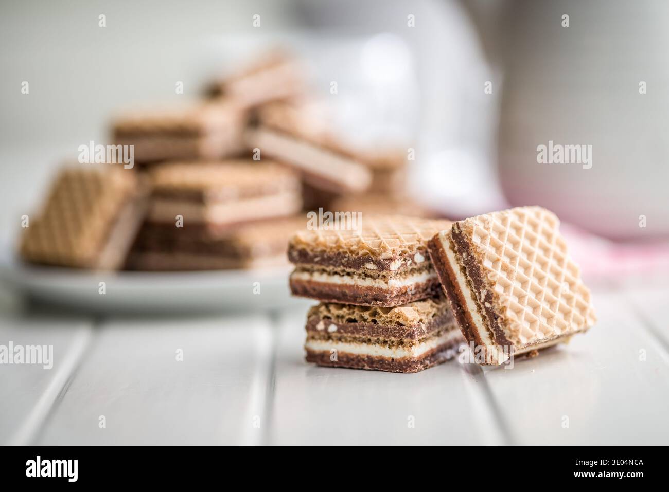 Biscuits gaufrés au chocolat empilés avec des couches de crème visibles photographiés en gros plan sur une surface claire. Croustillant, snack sucré parfait pour le dessert, l'heure du thé Banque D'Images