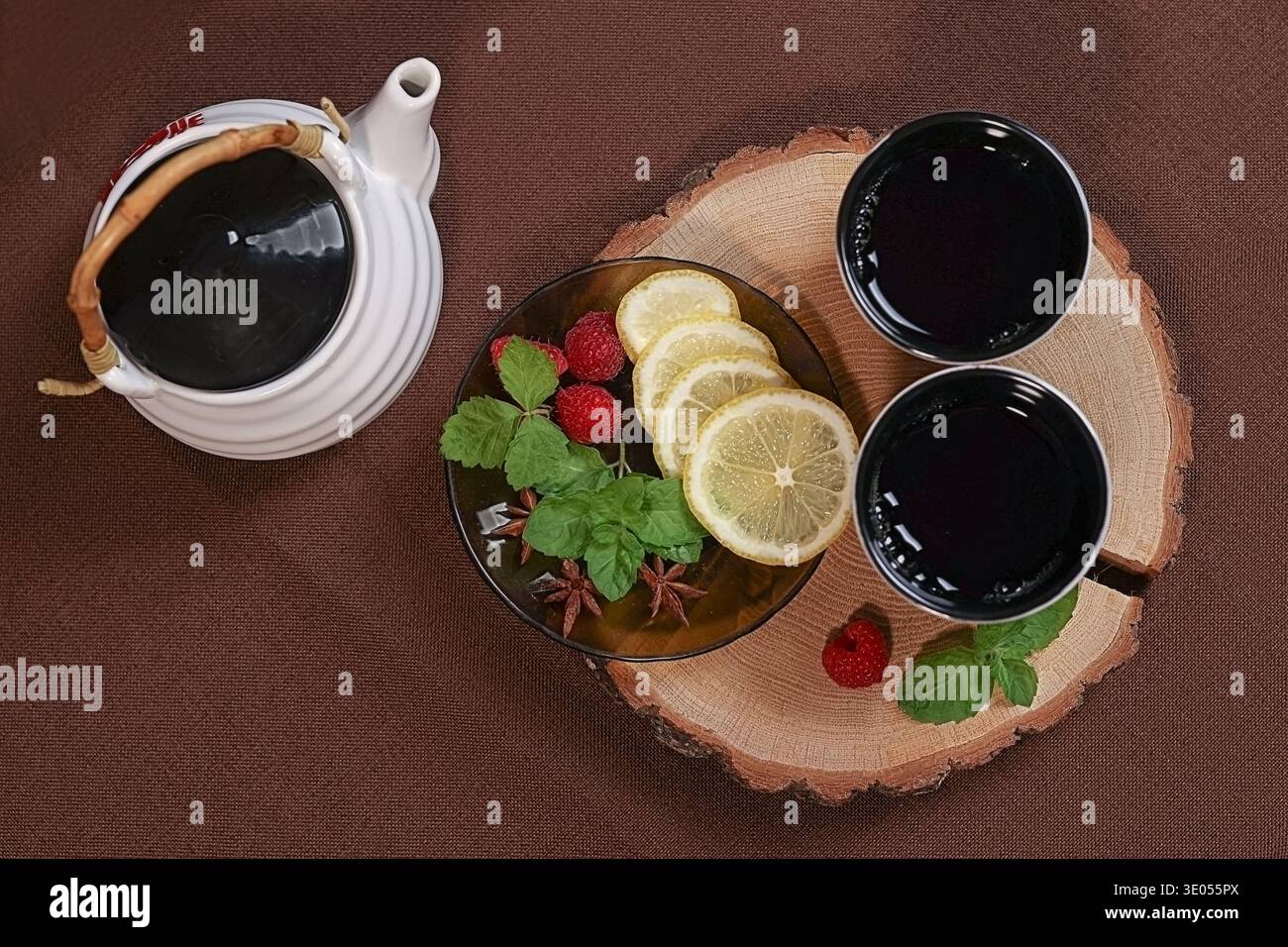deux tasses avec du thé rud repose citron et framboise Banque D'Images