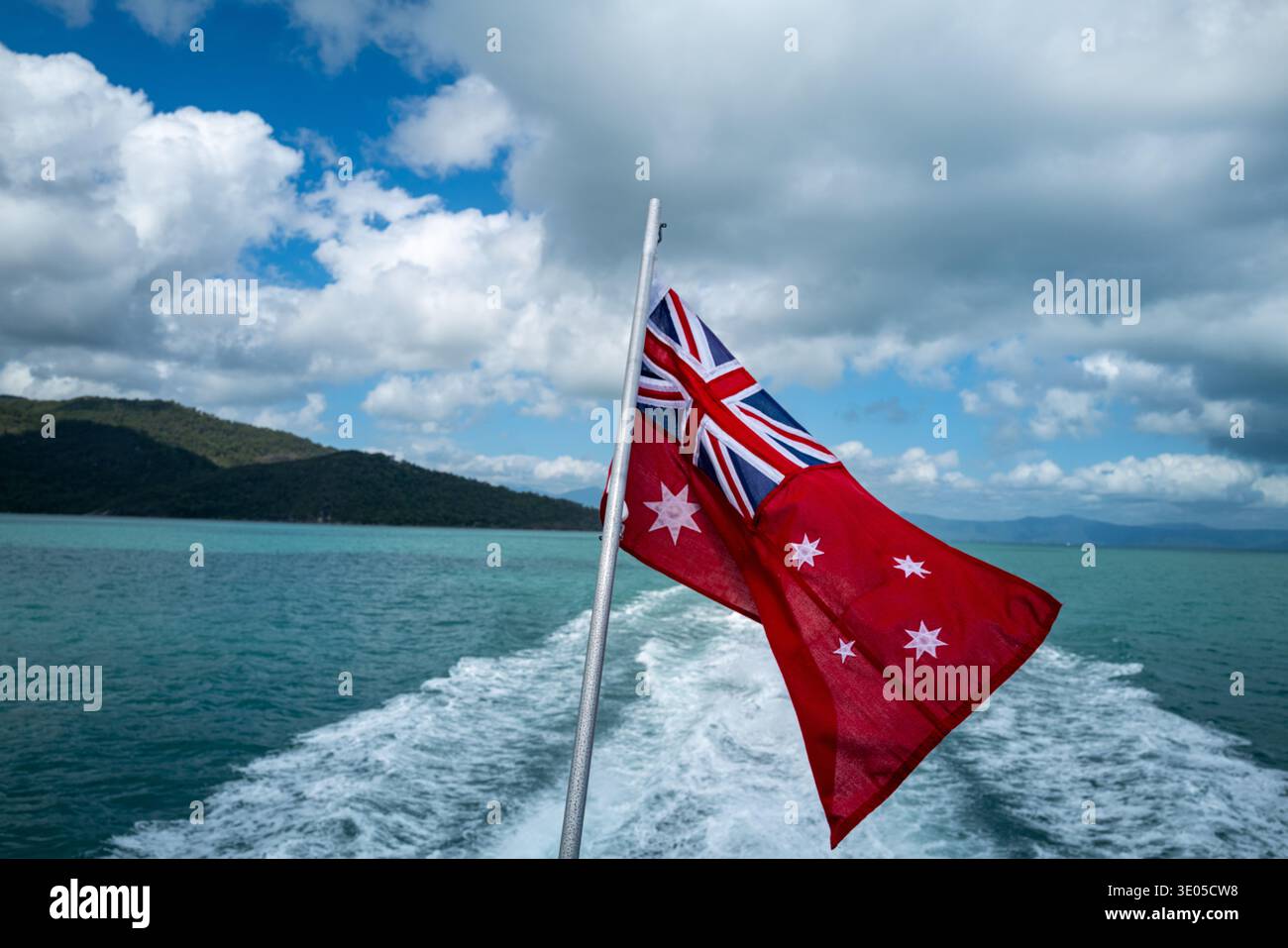 Le Red Ensign australien volant à l'arrière d'un bateau Reef Magic sur l'eau. Banque D'Images