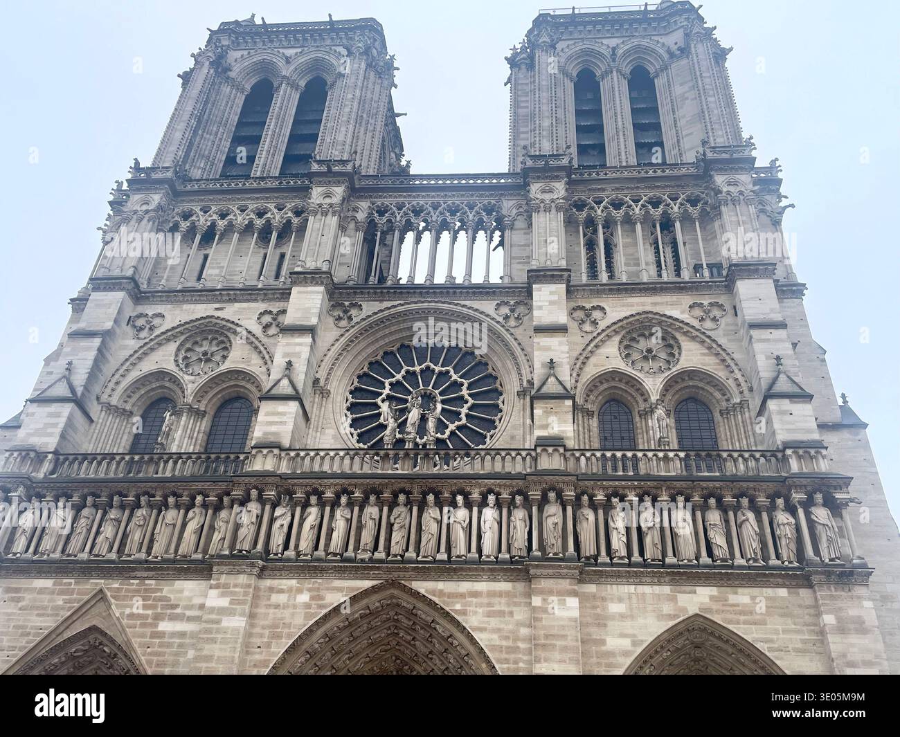 Paris, France, 2026. Vue de face de la cathédrale notre-Dame de Paris après restauration. - Image de stock capturée avec un smartphone