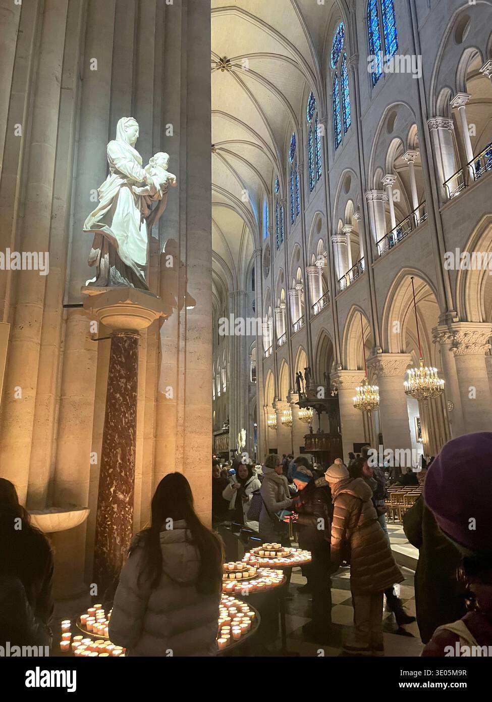 Paris, France, 2026. Intérieur de la cathédrale notre-Dame de Paris après restauration. Les gens allumant des bougies votives. - Image de stock capturée avec un smartphone