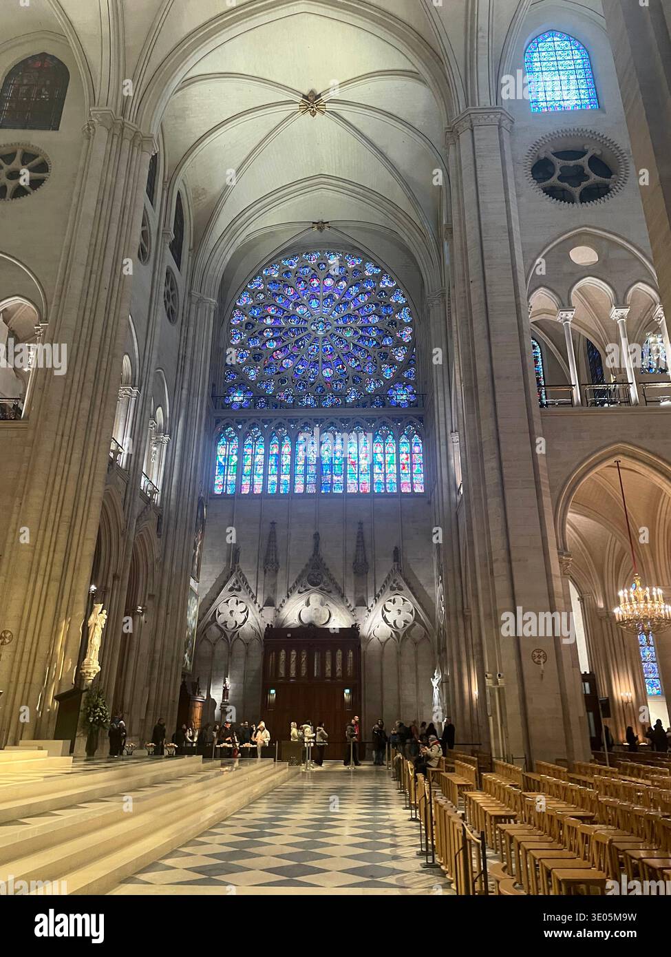Paris, France, 2026. Intérieur de la cathédrale notre-Dame de Paris après restauration. - Image de stock capturée avec un smartphone