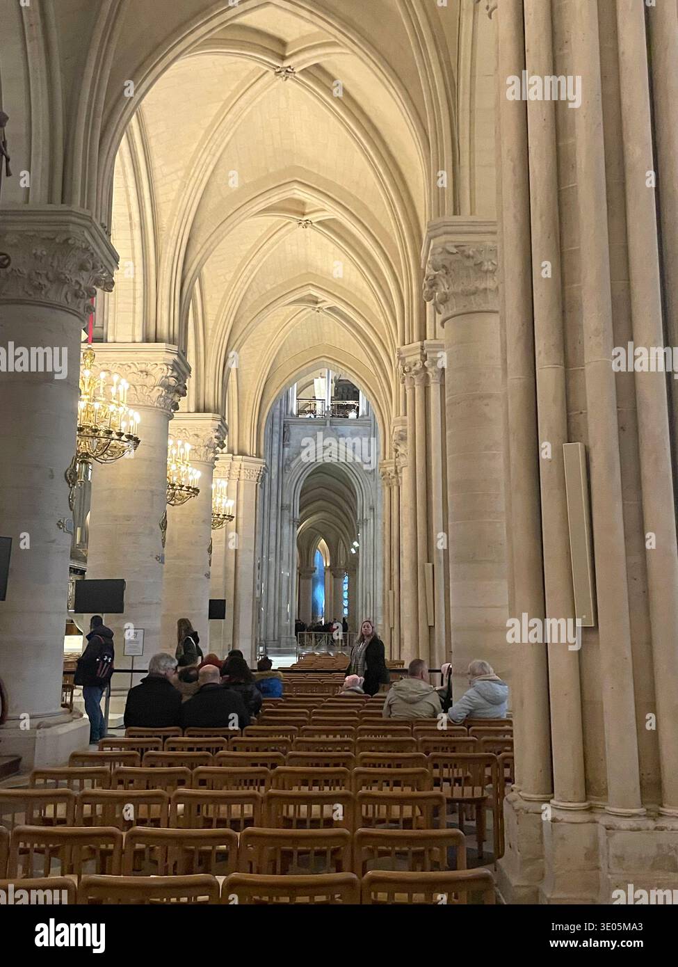 Paris, France, 2026. Intérieur de la cathédrale notre-Dame de Paris après restauration. - Image de stock capturée avec un smartphone