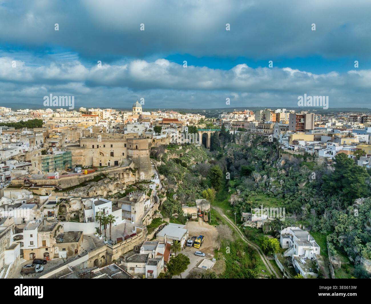 Vue aérienne Château historique de Massafra : forteresse médiévale Byzantine Rock-Cut architecture dans les ravins des Pouilles. Top photographie militaire italienne de monument Banque D'Images
