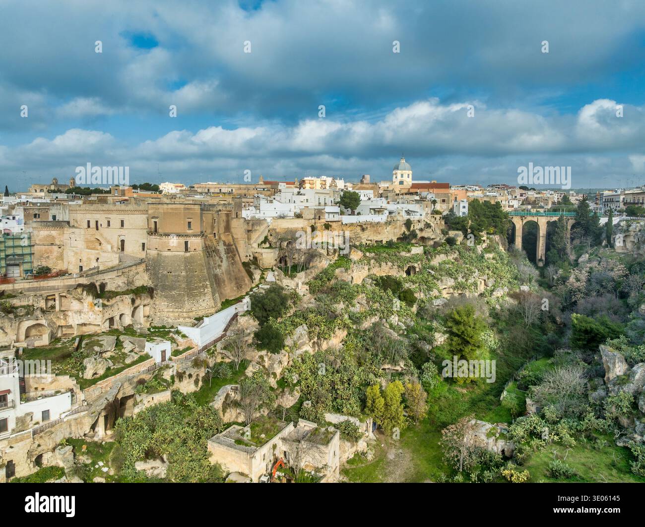Vue aérienne Château historique de Massafra : forteresse médiévale Byzantine Rock-Cut architecture dans les ravins des Pouilles. Top photographie militaire italienne de monument Banque D'Images