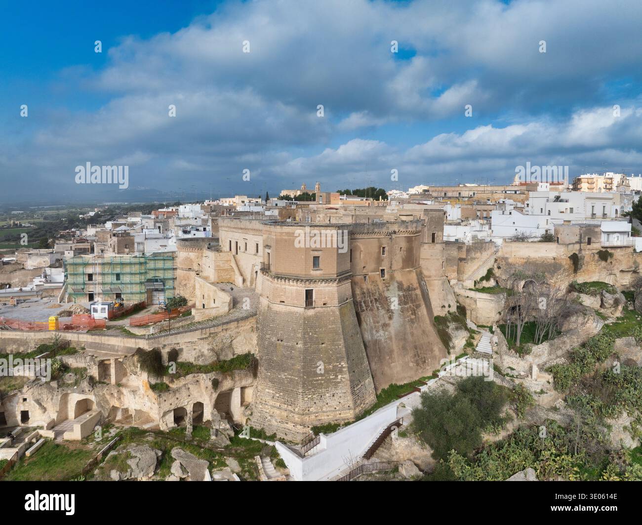 Vue aérienne Château historique de Massafra : forteresse médiévale Byzantine Rock-Cut architecture dans les ravins des Pouilles. Top photographie militaire italienne de monument Banque D'Images