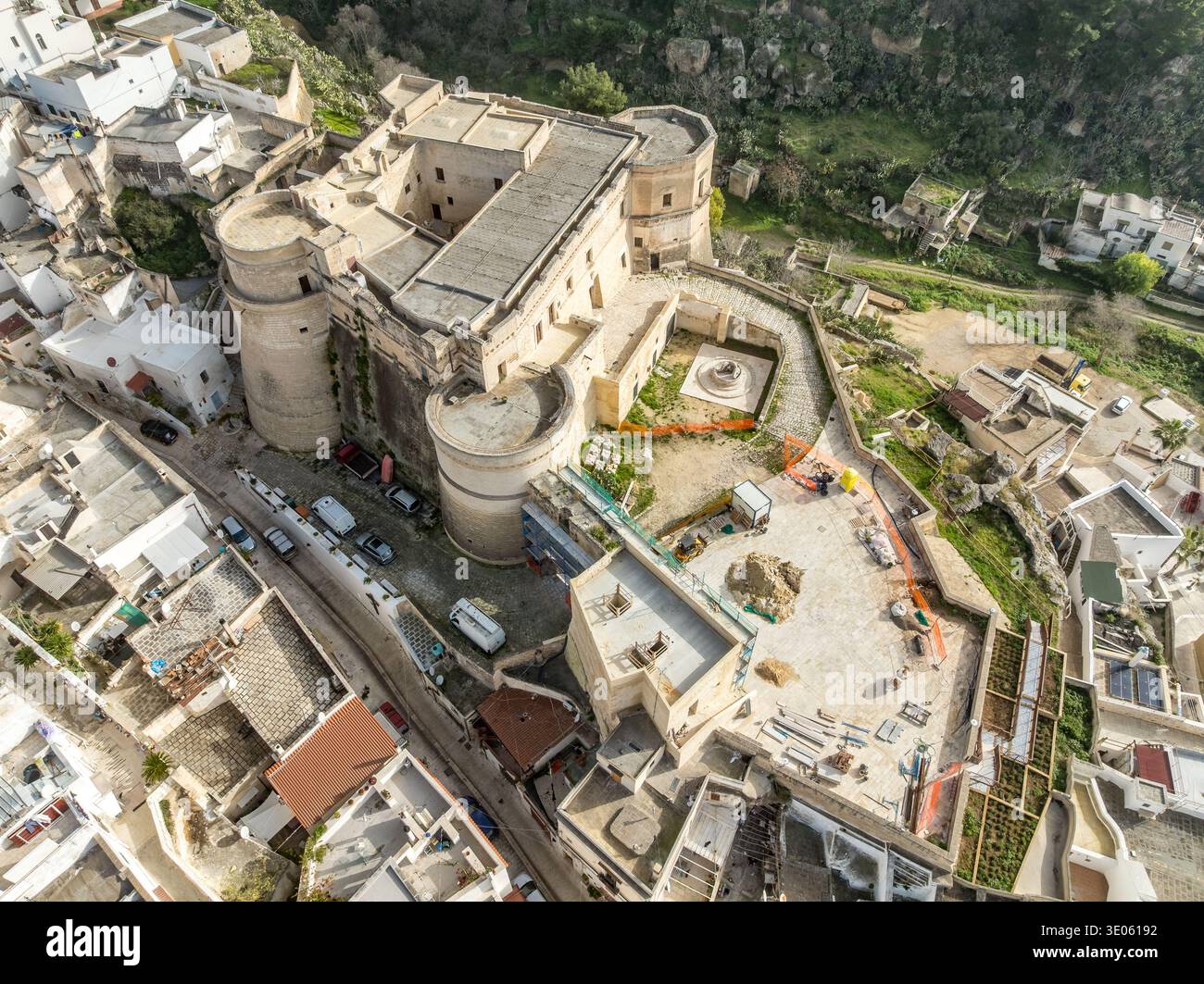 Vue aérienne Château historique de Massafra : forteresse médiévale Byzantine Rock-Cut architecture dans les ravins des Pouilles. Top photographie militaire italienne de monument Banque D'Images