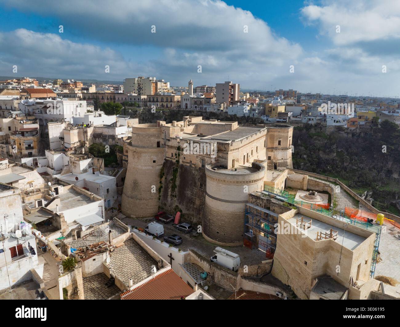 Vue aérienne Château historique de Massafra : forteresse médiévale Byzantine Rock-Cut architecture dans les ravins des Pouilles. Top photographie militaire italienne de monument Banque D'Images