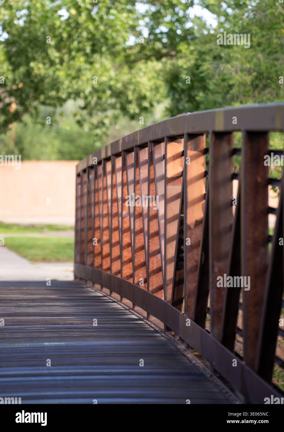 passerelle ou pont sur la rivière sur le chemin dans le centre-ville de santa fe nouveau mexique ombres projetées sur les arbres de garde-corps en arrière-plan chemin de marche urbain vertical sur la rivière Banque D'Images