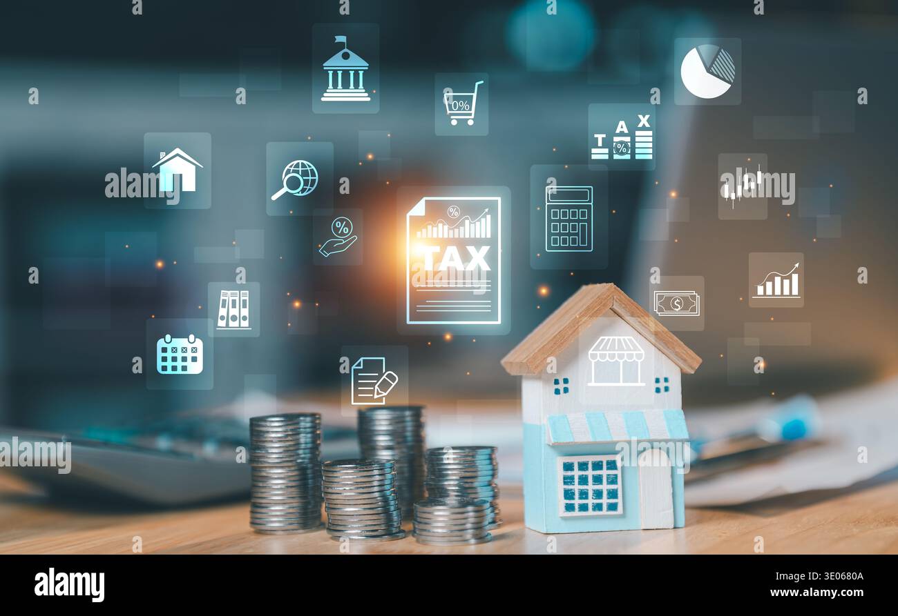 ax paiement et concept de planification financière pour l'immobilier. Modèle de maison, pièces de monnaie et icône d'impôt sur l'écran virtuel. Banque D'Images