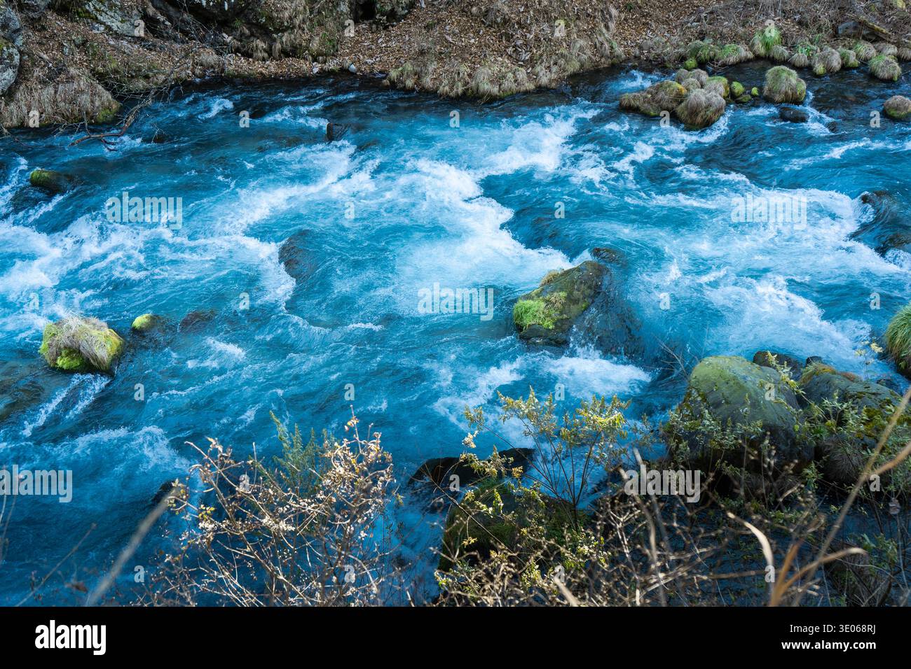 Surface d'eau bleue vibrante de la rivière Daiya qui coule à Nikko, Japon Banque D'Images