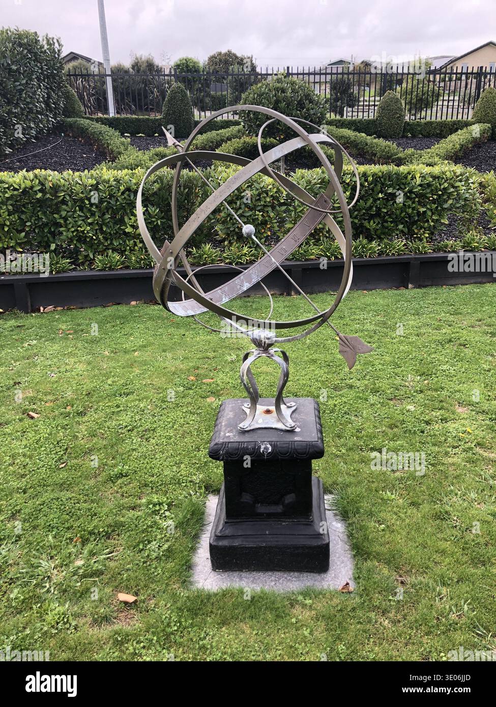 Armillary dans un jardin Topiary Banque D'Images