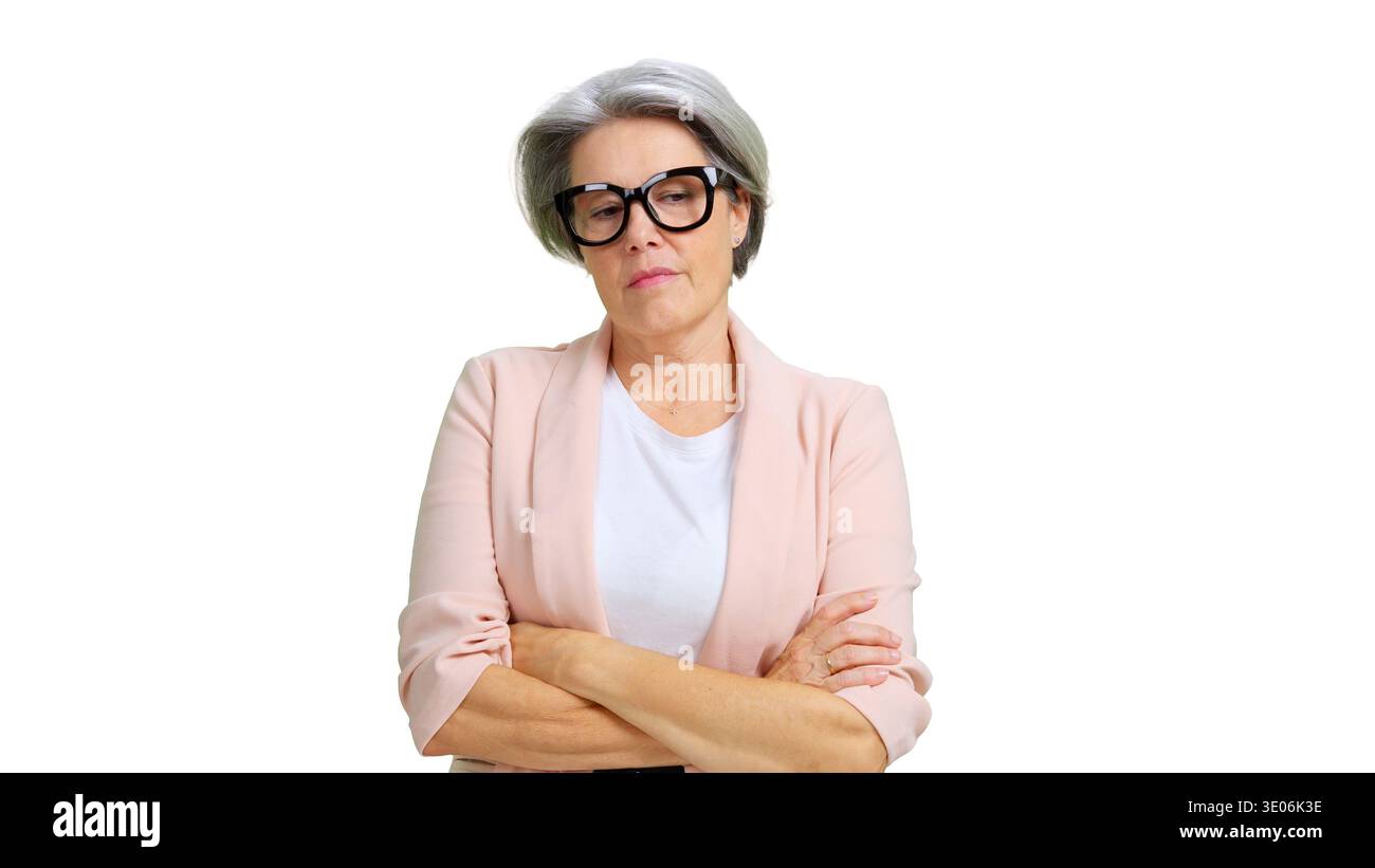 Femme mature portant des lunettes se sentant triste et réfléchie Banque D'Images