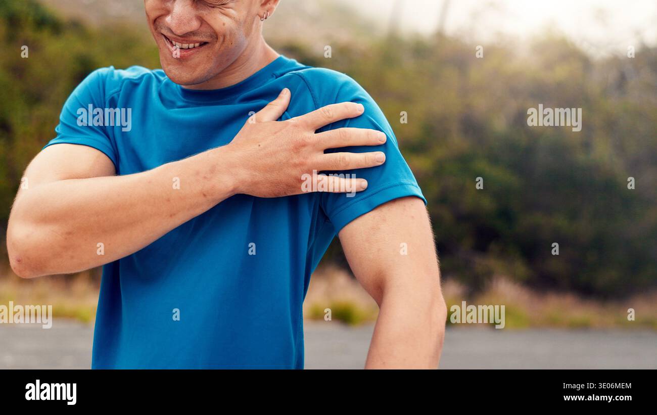 Fitness, mains et homme avec douleur à l'épaule dans la nature pour accident d'entraînement, effort répétitif ou douleur. Blessure, athlète et tension musculaire en extérieur pour Banque D'Images