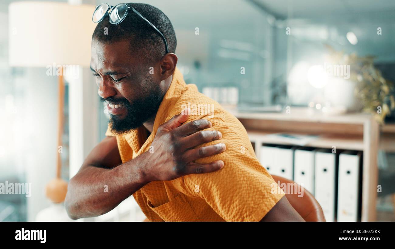 Agence créative, douleur à l'épaule et homme noir au bureau, fatigué et stress pour la tension musculaire. Personne africaine, burnout et journaliste sur le lieu de travail, mauvais Banque D'Images