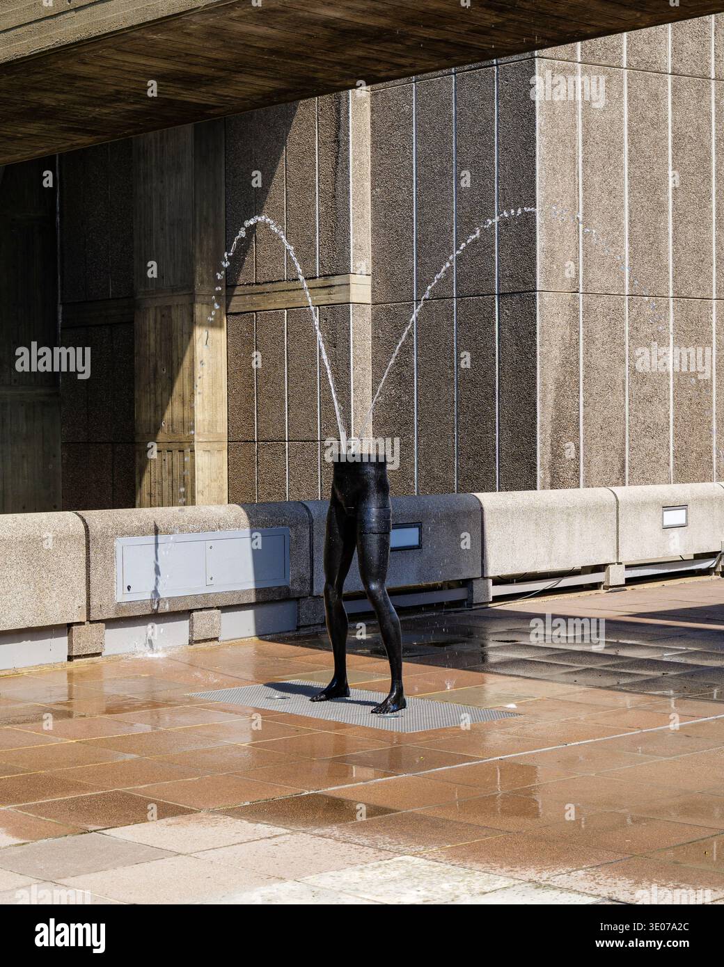 Londres - 07 09 2022 : sculpture de jambes avec jets d'eau à la Hayward Gallery Banque D'Images