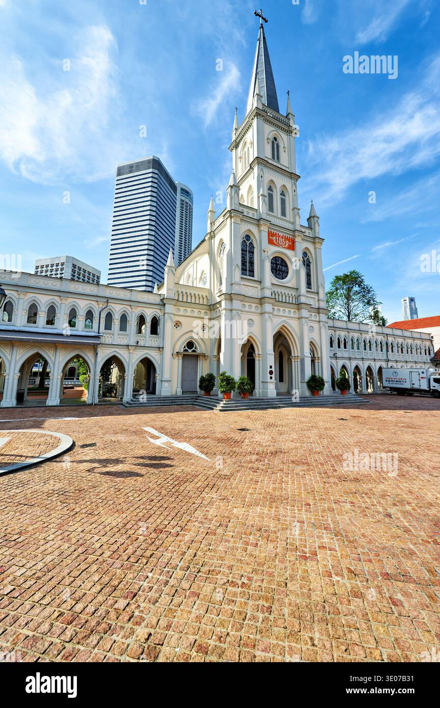 Les gens se promènent autour du couvent de Chijmes et de Caldwell House à Singapour sous un ciel bleu clair, profitant de l'architecture et de l'histoire du site. Banque D'Images