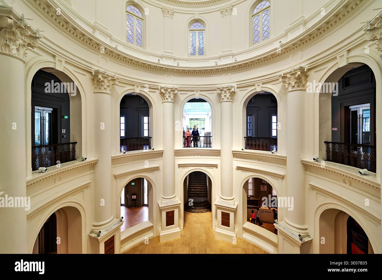 Les gens marchent et observent l'intérieur du Musée national de Singapour. L'architecture montre des caractéristiques de conception classiques. Banque D'Images
