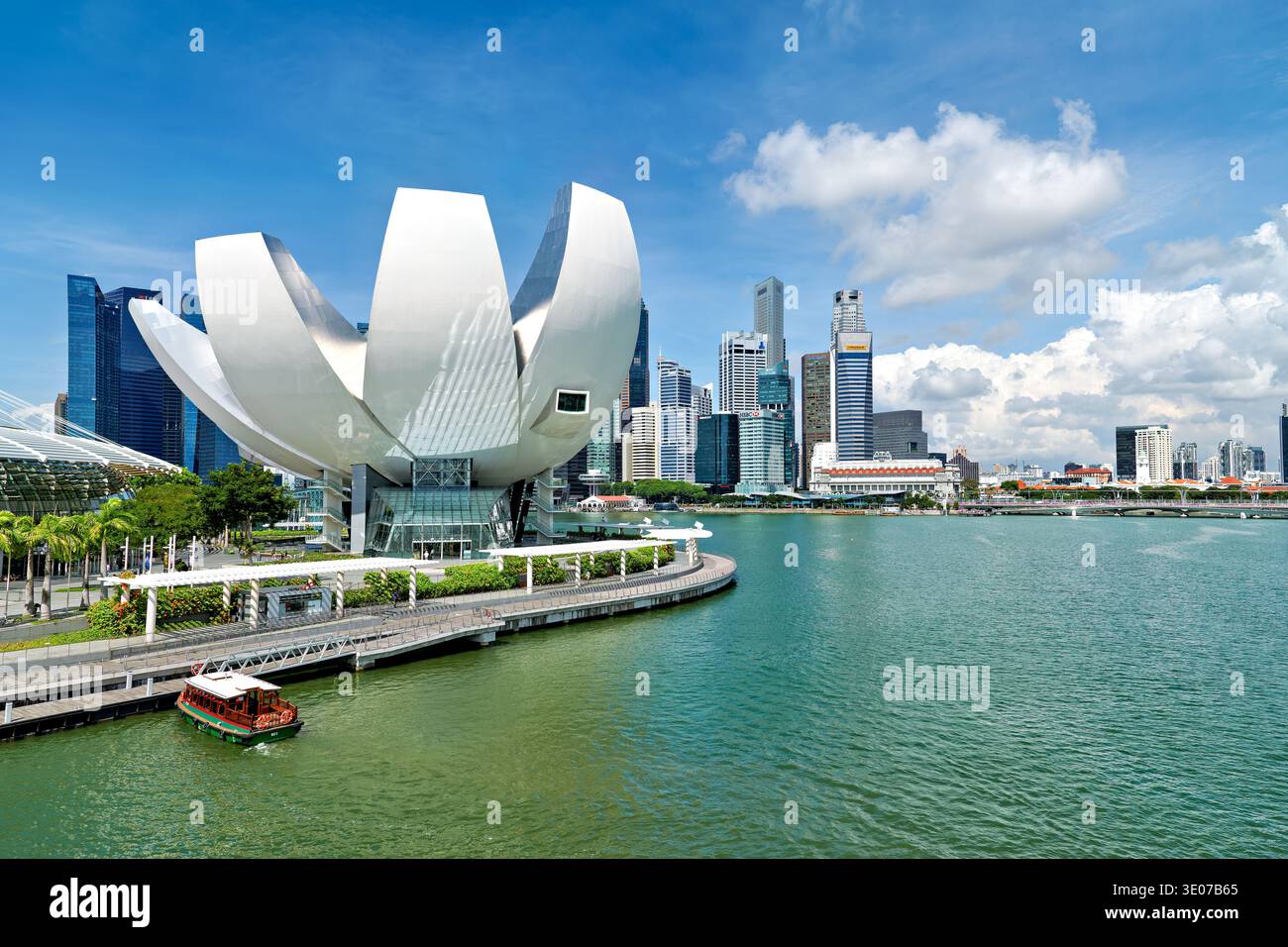 Les gens regardent le Musée ArtScience au bord de l'eau, en profitant de la vue magnifique sur la ville par temps clair. Banque D'Images