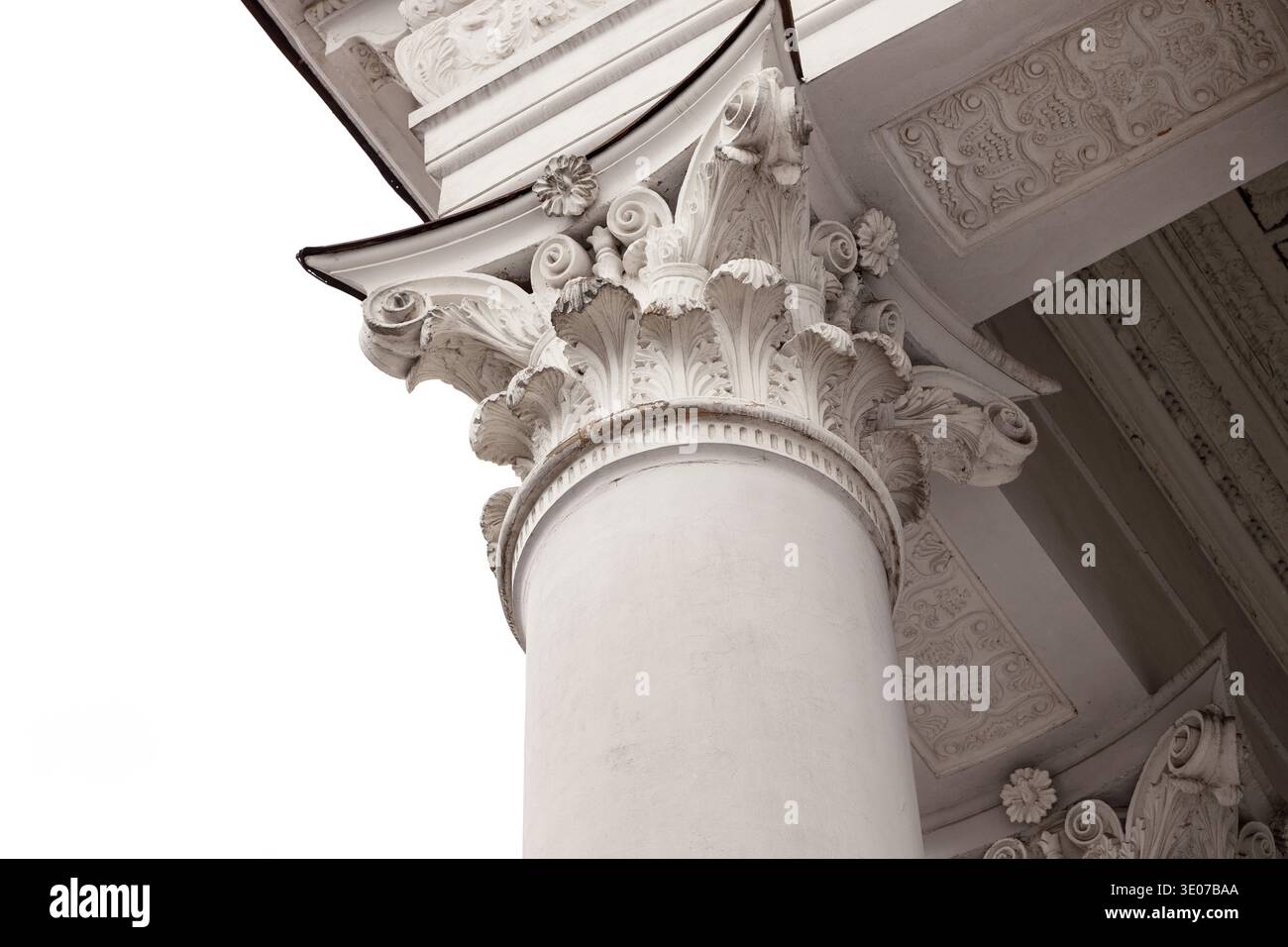 Vue rapprochée d'une colonne corinthienne blanche présentant des feuilles et volutes d'acanthe détaillées, sur fond blanc propre Banque D'Images