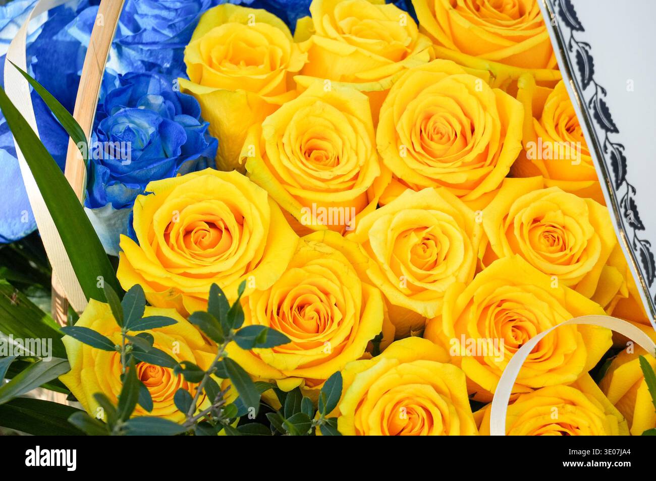 Bouquet de roses jaunes dans un panier, gros plan Banque D'Images