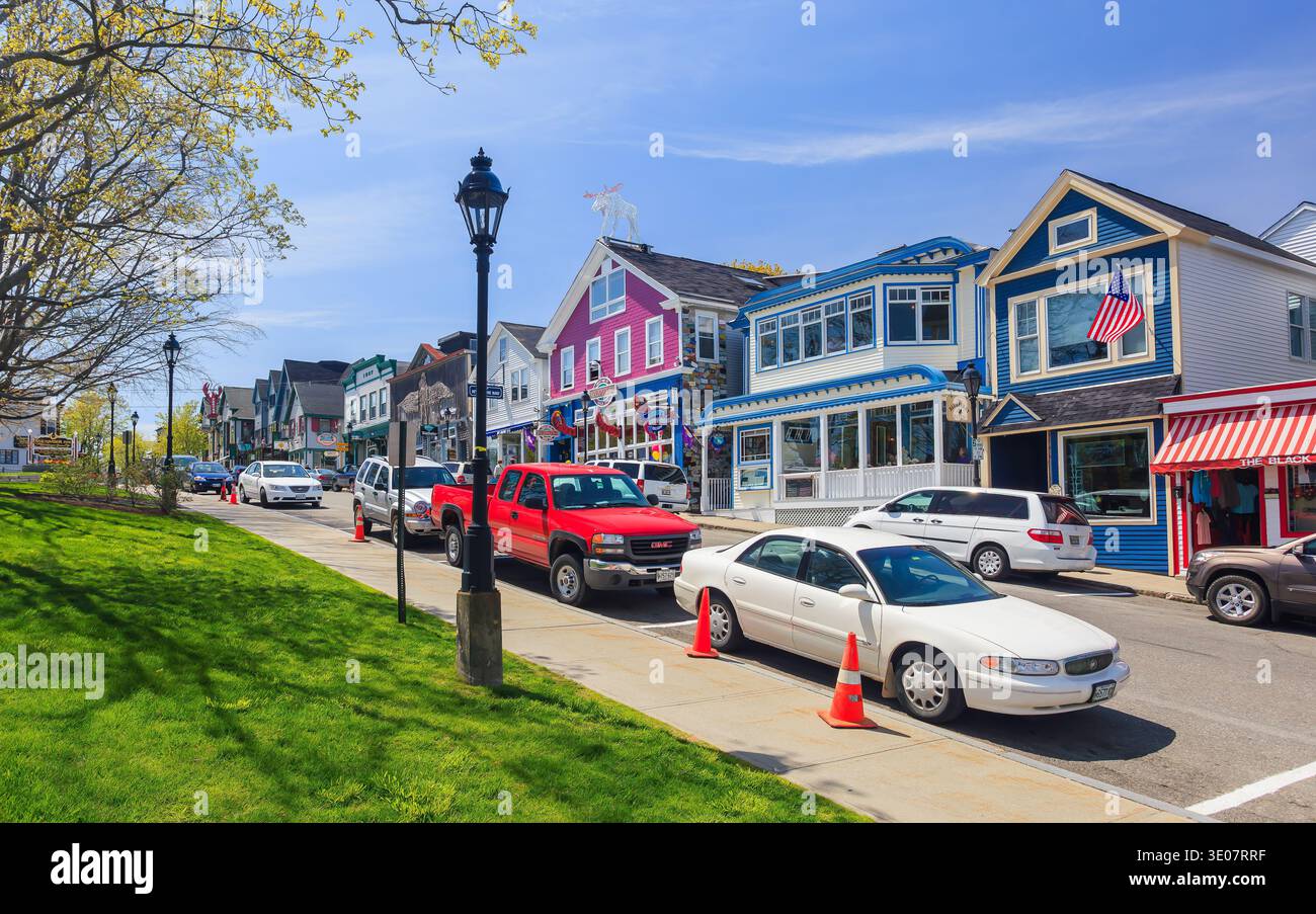 Bar Harbour, Maine, États-Unis. Principale rue commerçante de Bar Harbor, Maine avec boutiques de souvenirs, boutiques et restaurant de homard de fruits de mer Banque D'Images