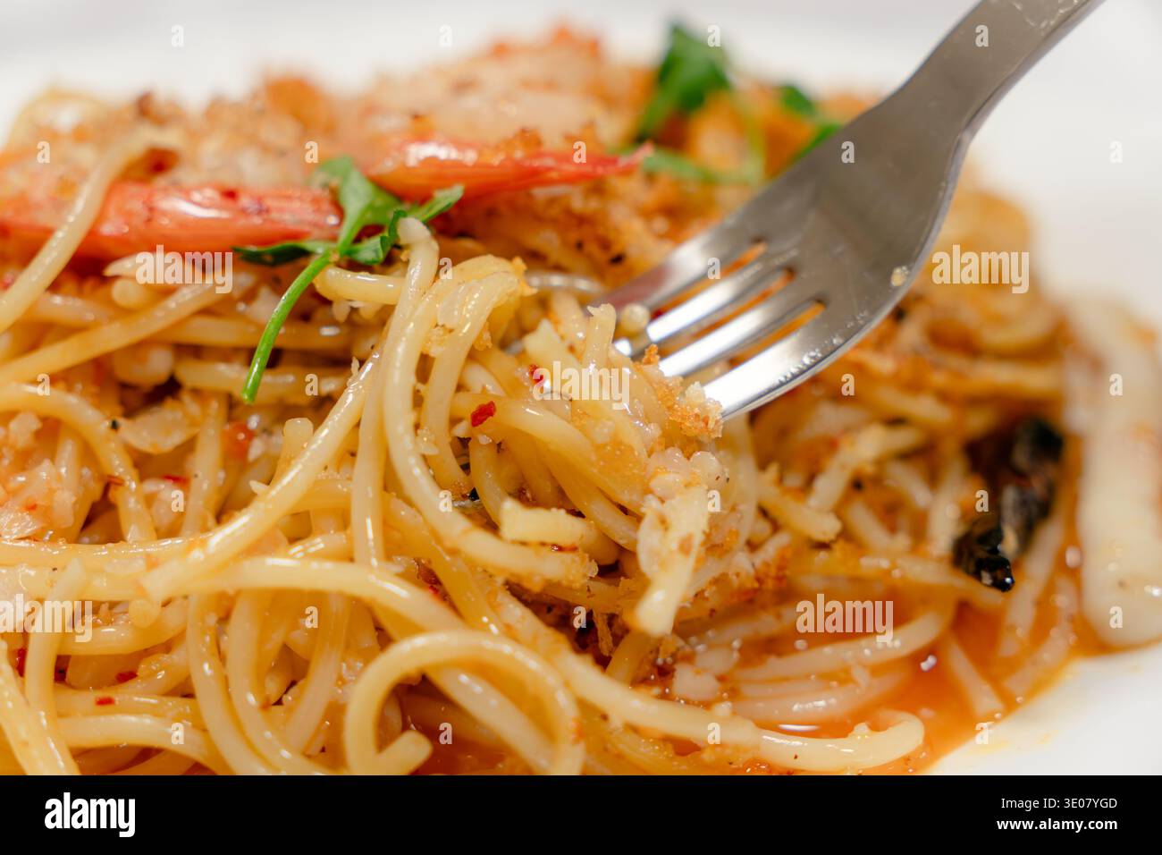 Fourche levant les crevettes aglio e olio pâtes gros plan Banque D'Images