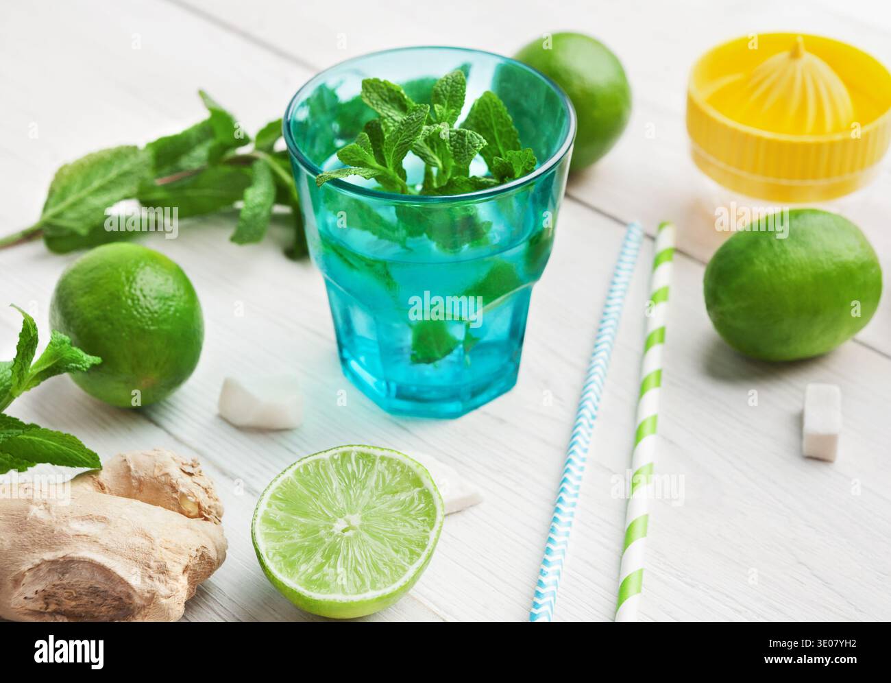 Cocktail citron vert et menthe sur table en bois. Banque D'Images