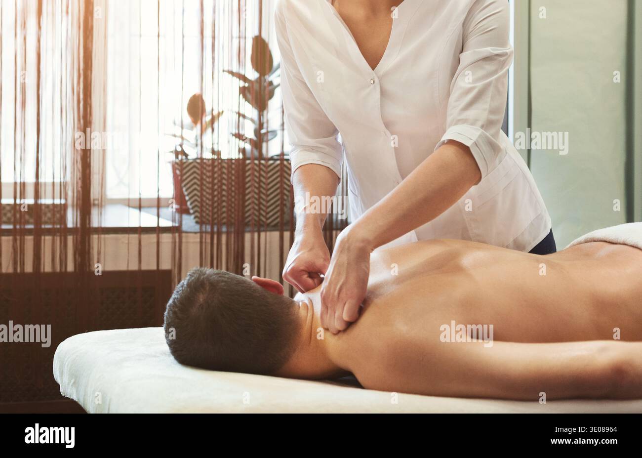 Homme recevant un massage relaxant des épaules Banque D'Images