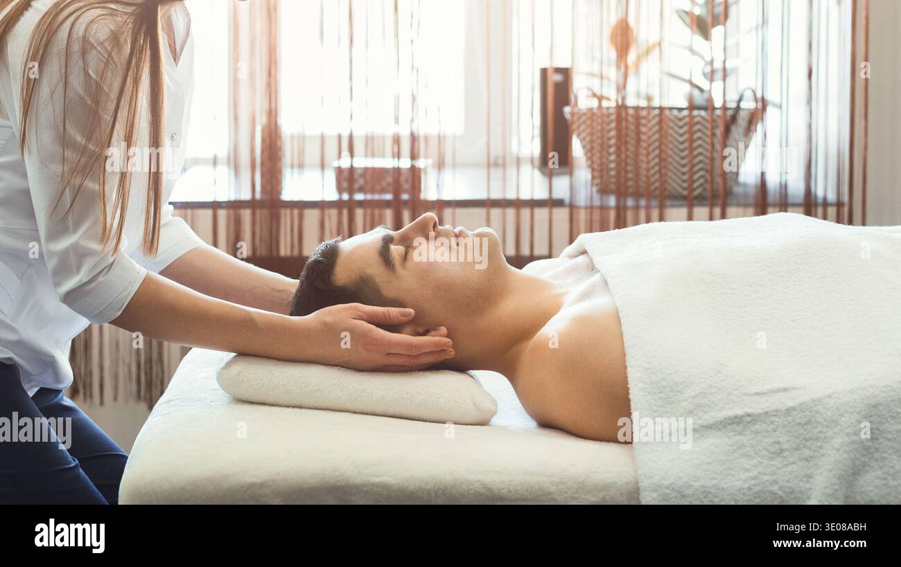 Bel homme obtenant un massage professionnel Banque D'Images