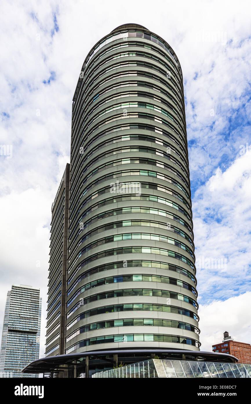 World Port Center, un gratte-ciel distinctif sur Wilhelminapier dans le port, par l'architecte britannique Norman Foster, architecture moderne dans le panor de la ville Banque D'Images