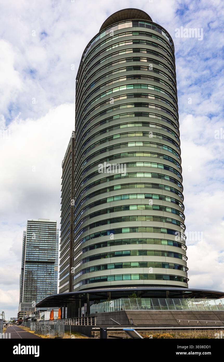 World Port Center, un gratte-ciel distinctif sur Wilhelminapier dans le port, par l'architecte britannique Norman Foster, architecture moderne dans le panor de la ville Banque D'Images