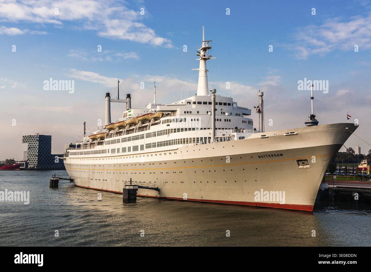 Le SS Rotterdam, ancien navire amiral de la Holland-America Line, est aujourd'hui un navire-musée, un hôtel et un restaurant dans le port de Rotterdam, aux pays-Bas Banque D'Images