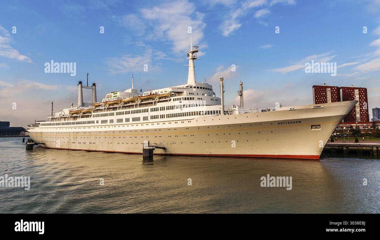 Le SS Rotterdam, ancien navire amiral de la Holland-America Line, est aujourd'hui un navire-musée, un hôtel et un restaurant dans le port de Rotterdam, aux pays-Bas Banque D'Images