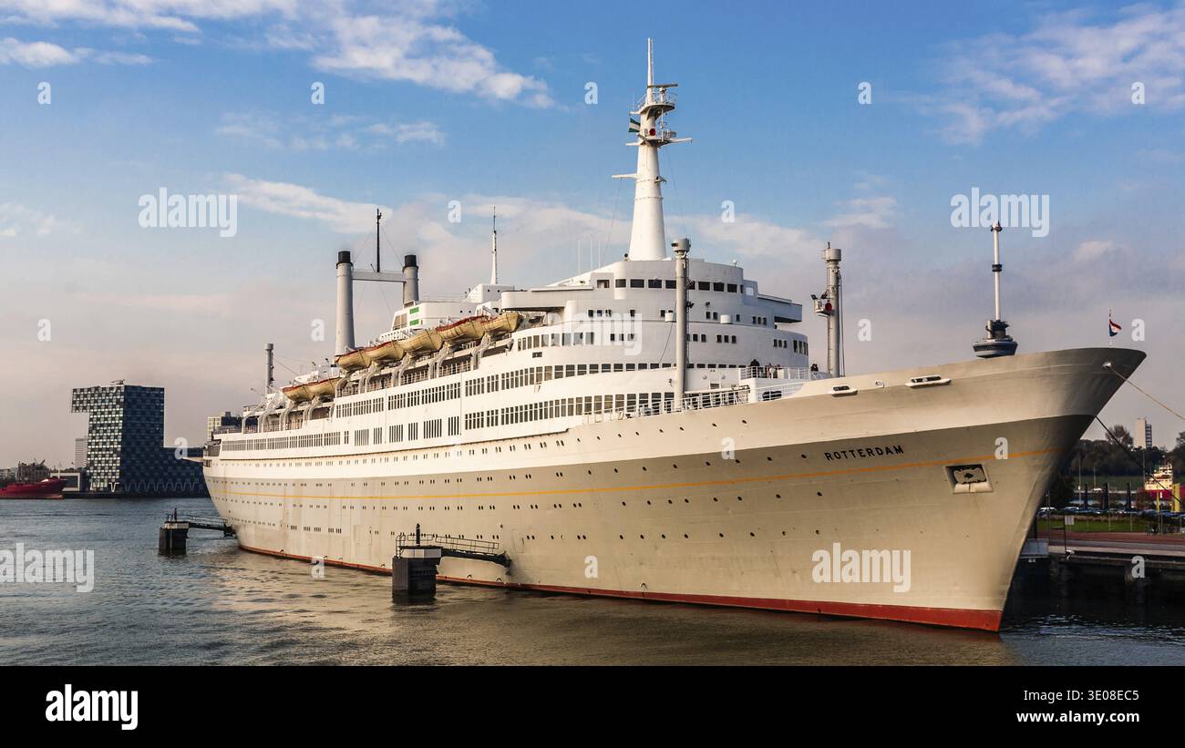 Le SS Rotterdam, ancien navire amiral de la Holland-America Line, est aujourd'hui un navire-musée, un hôtel et un restaurant dans le port de Rotterdam, aux pays-Bas Banque D'Images