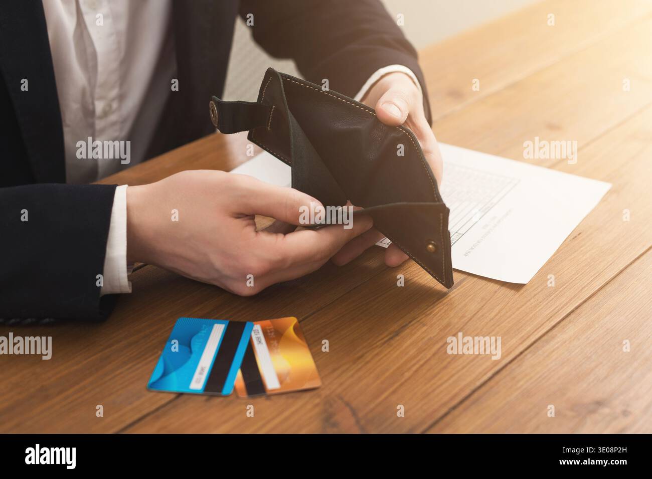 Les mains de l'homme tenant le portefeuille vide ouvert Banque D'Images