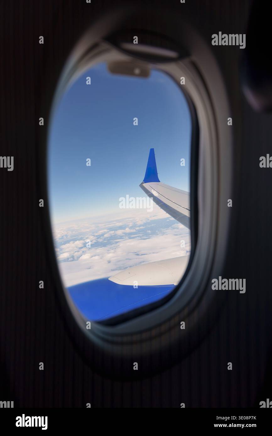 Vue depuis l'aile de l'avion et nuages depuis le siège hublot pendant le vol Banque D'Images