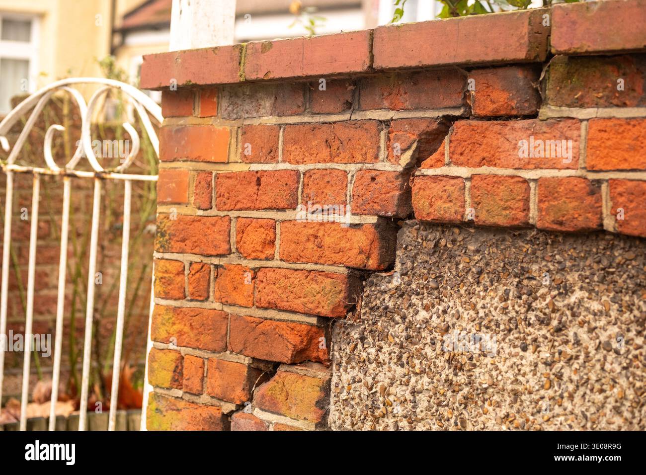 LONDRES - mur de briques fissuré et en ruine sur la maison résidentielle Banque D'Images