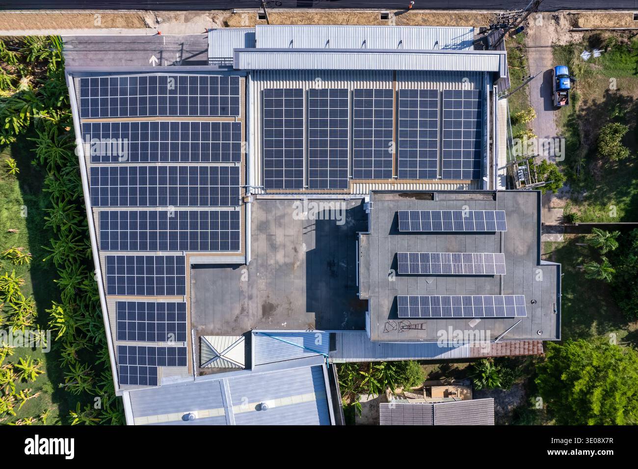 Vue aérienne des panneaux solaires photovoltaïques ou des cellules solaires installées sur le toit du bâtiment de l'usine. Énergies alternatives, développement durable, Renewab Banque D'Images