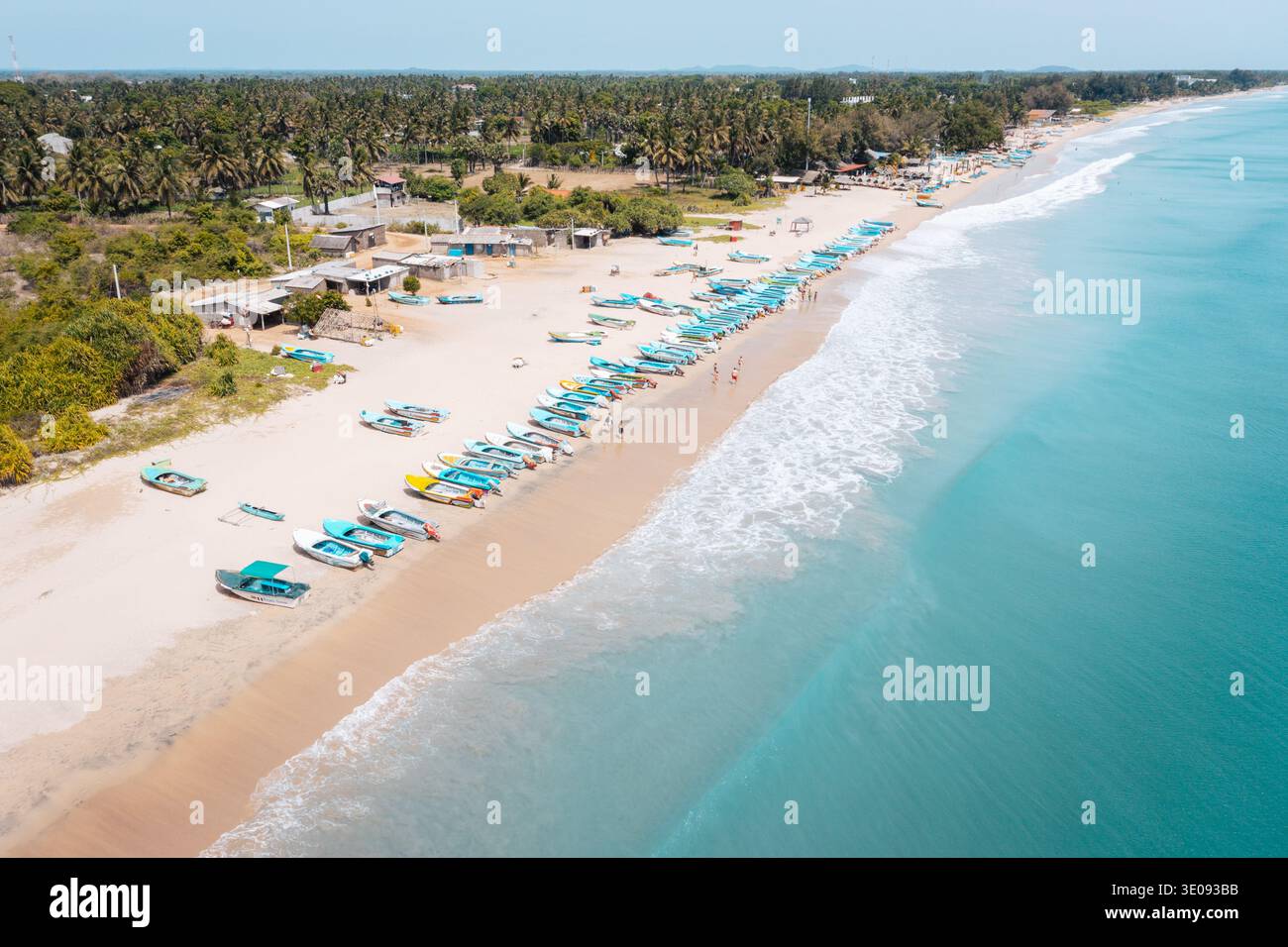 Vue aérienne des bateaux de pêche sur la plage de Nilaveli, Sri Lanka, pour le tourisme Banque D'Images