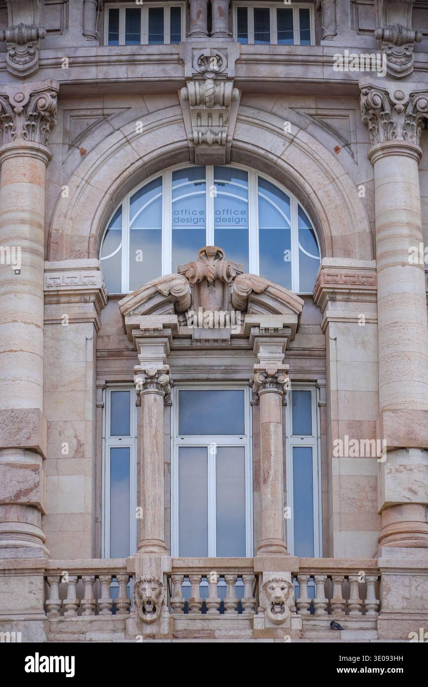 Palazzo della Borsa Valori, Bourse de Gênes. Gênes, Italie. Détail de façade néoclassique avec balustrade de gargouille à tête de lion et fenêtre design de bureau Banque D'Images