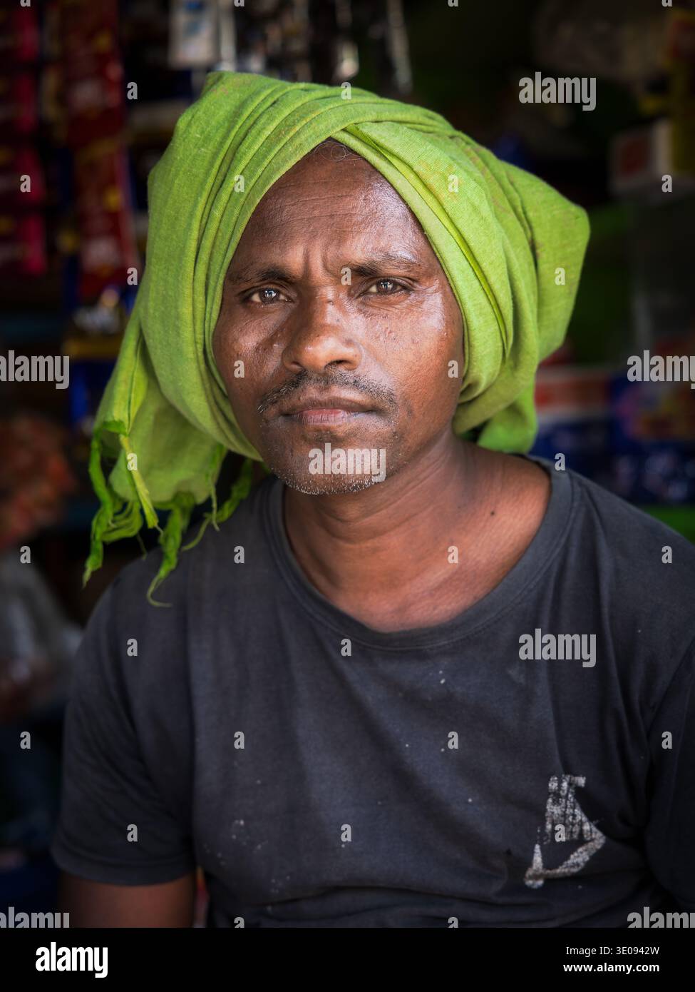 Portrait d'un Indien portant une coiffe verte, Odisha, Inde Banque D'Images