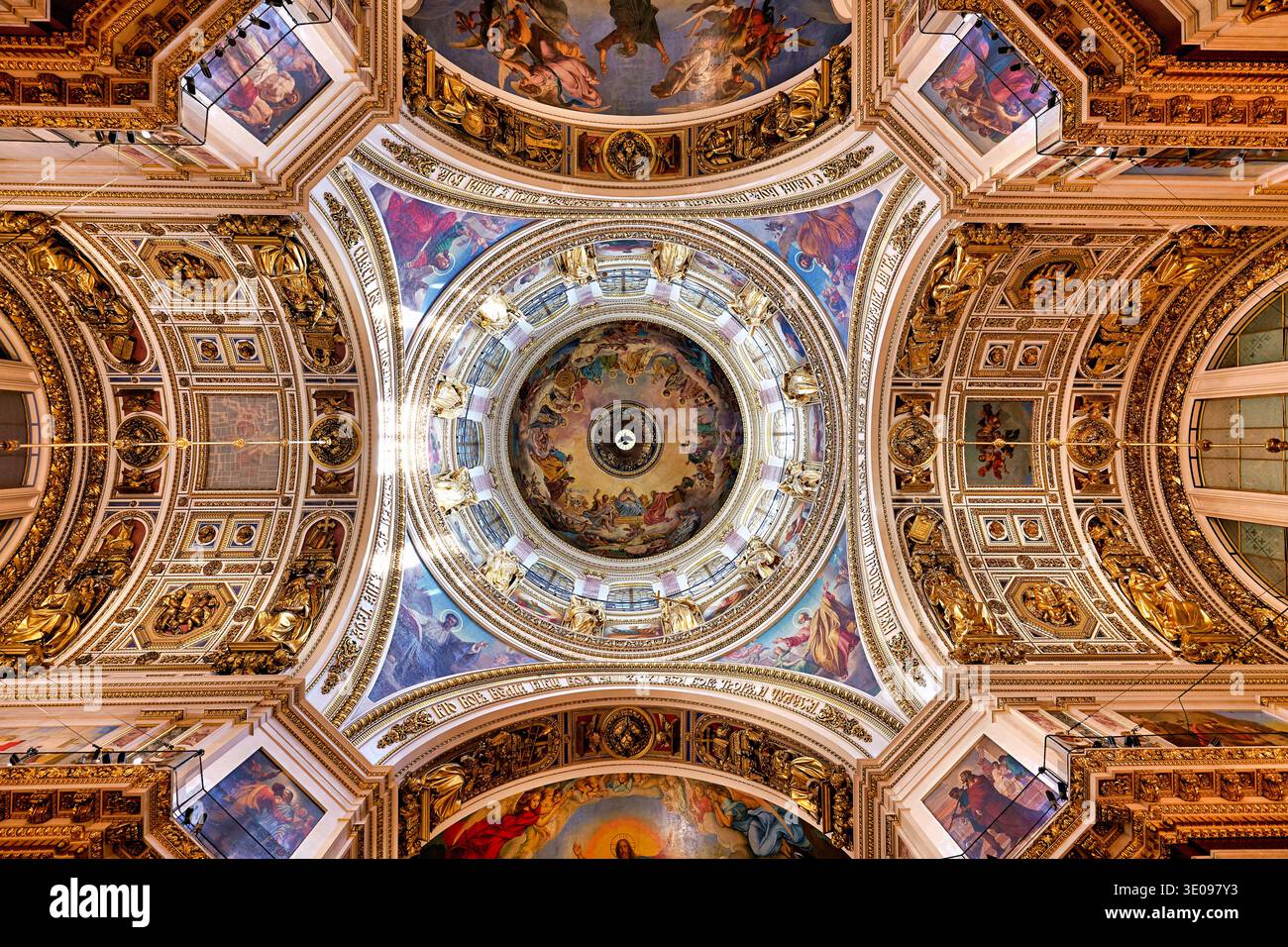 Les visiteurs peuvent observer les œuvres d'art détaillées et la conception du plafond dans la cathédrale d'Isaac à Saint-Pétersbourg, en Russie. Banque D'Images
